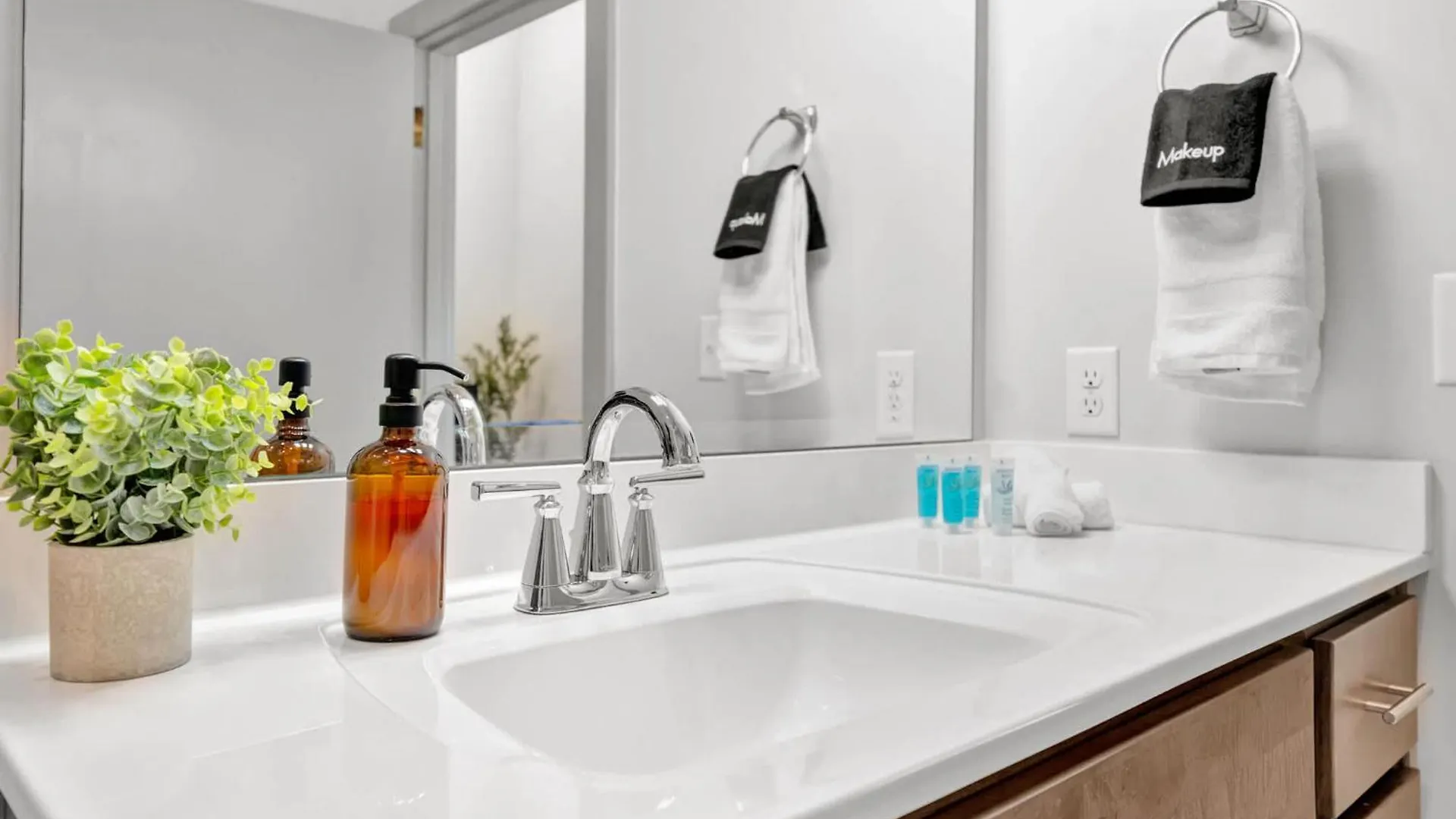 Spacious Studio W Free Parking Near Hospitals ルイスビル アパート