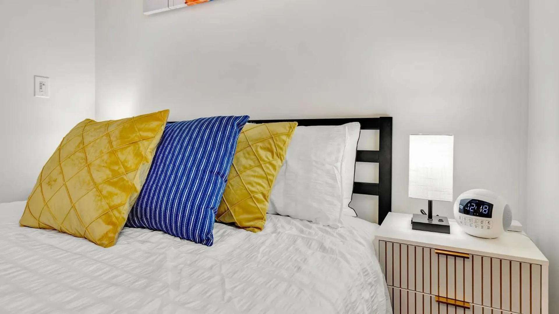 Spacious Studio W Free Parking Near Hospitals ルイスビル 0*,  米国