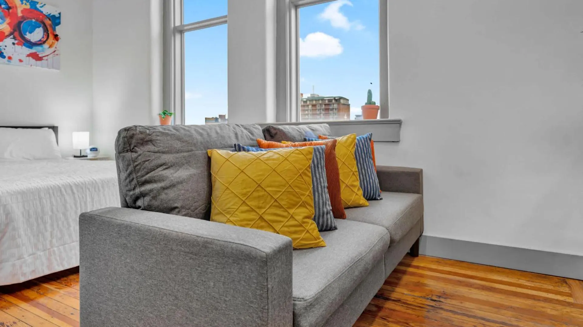 Spacious Studio W Free Parking Near Hospitals ルイスビル
