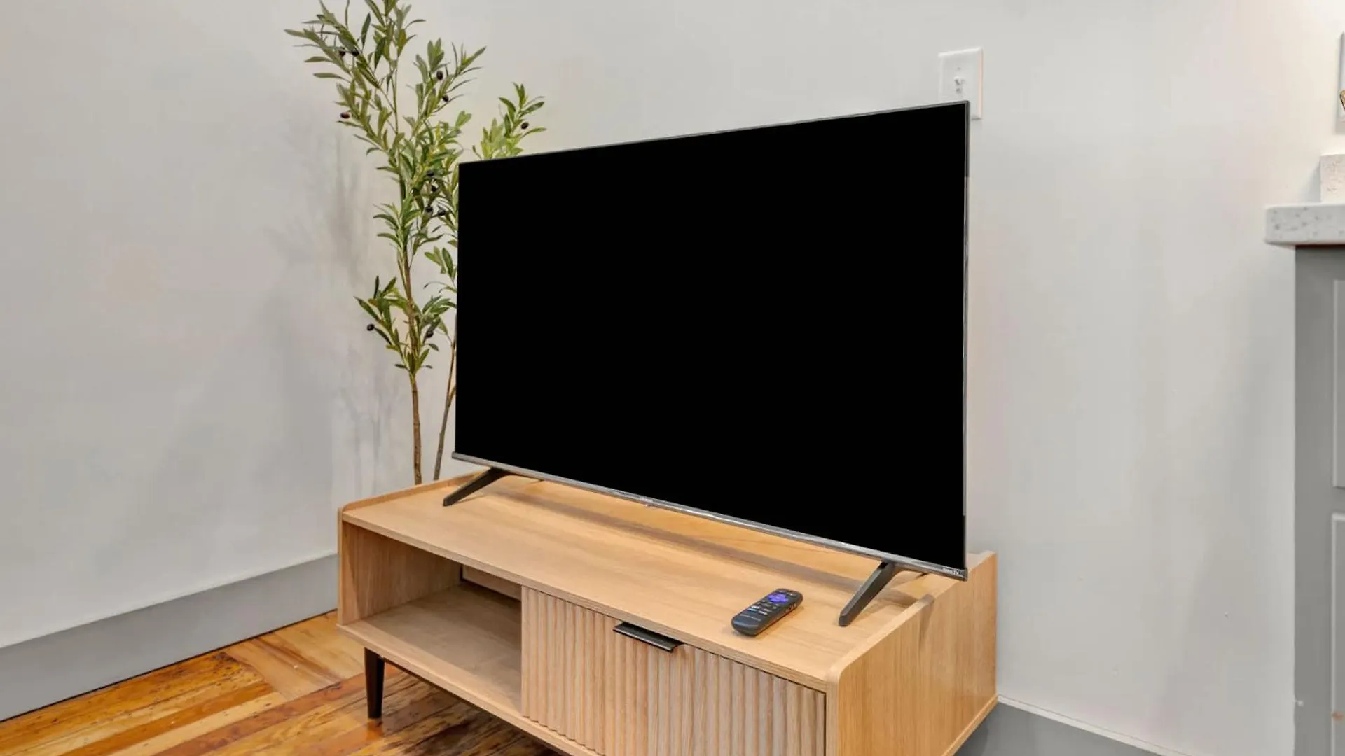 Spacious Studio W Free Parking Near Hospitals ルイスビル 0*,  米国